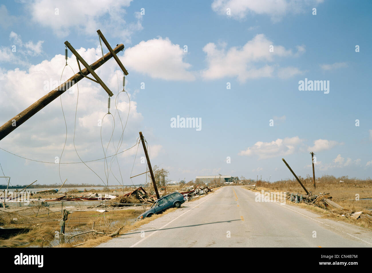 Caduto pali del telefono e si è schiantato auto, conseguenze dell'uragano Katrina, Cameron, Louisiana. Stati Uniti d'America Foto Stock