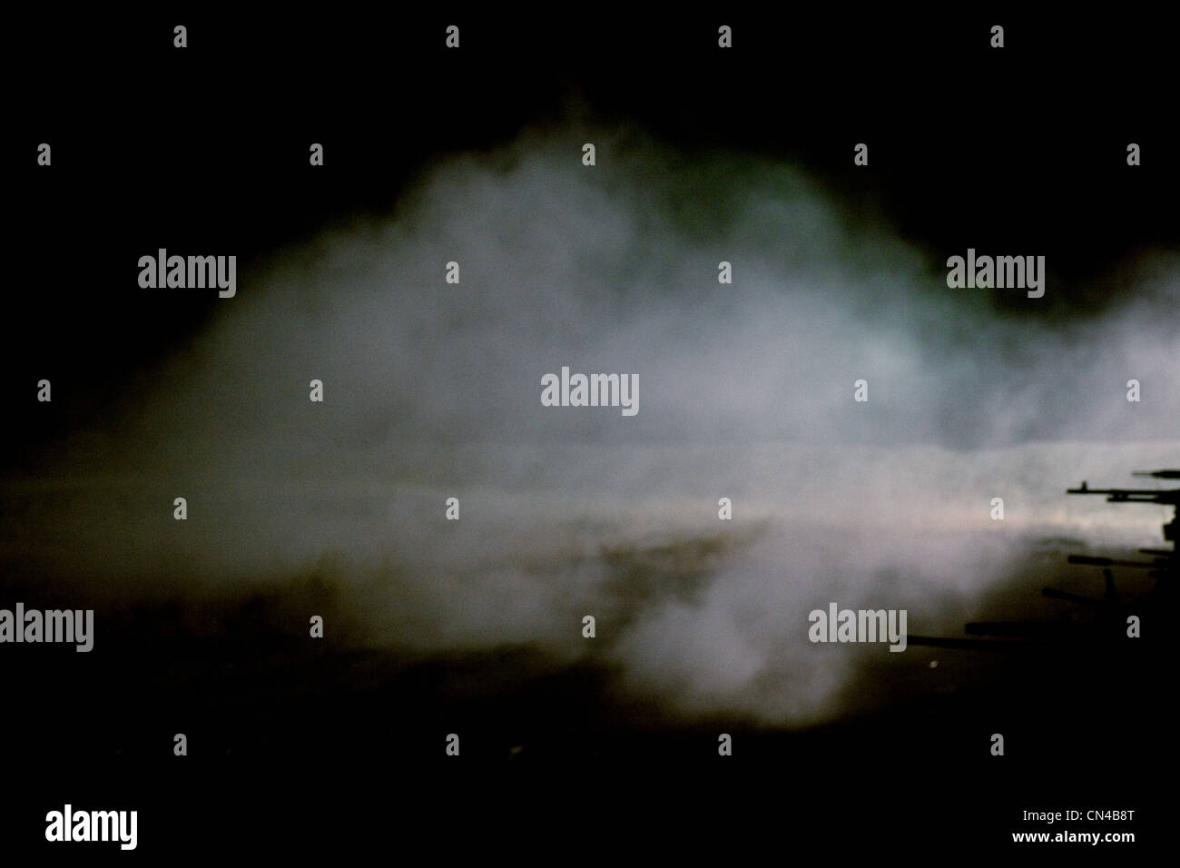 Nuvola di fumo dai proiettili di notte Foto Stock