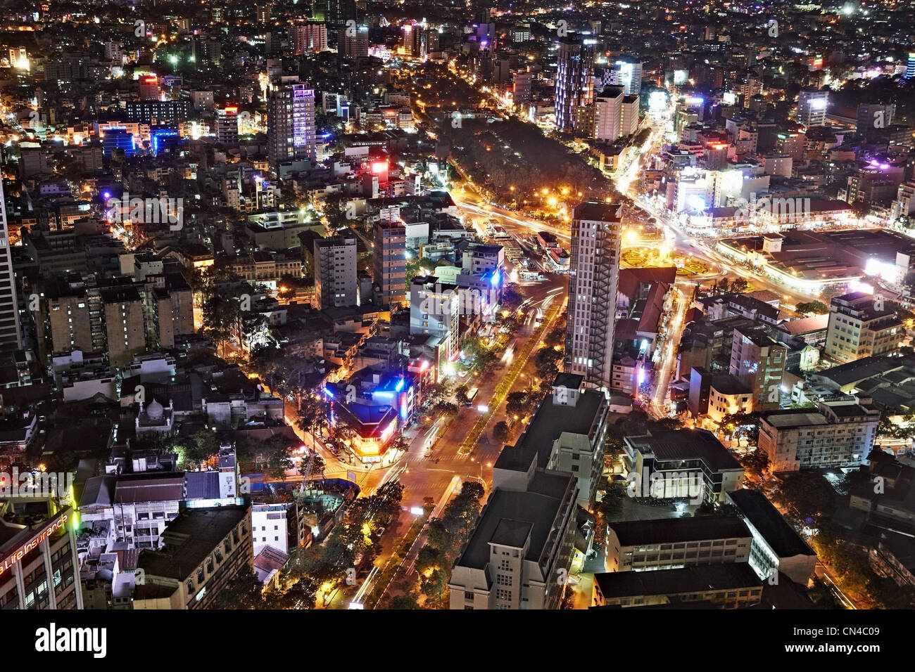Vista aerea della città di Ho Chi Minh, District 1 di notte con il mercato Ben Thanh, Vietnam Foto Stock