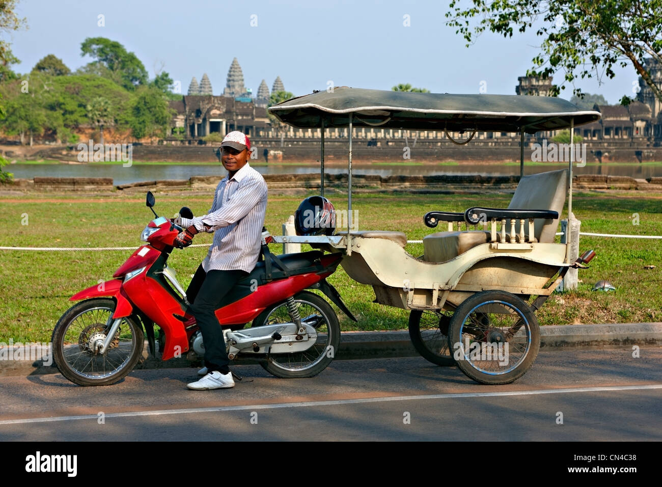 Un Tuk Tuk driver a Angkor Wat, Siem Reap, Cambogia e Vietnam Foto Stock