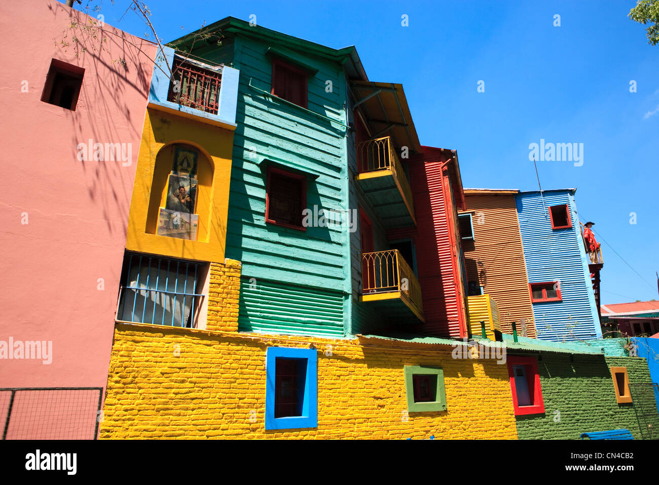Argentina, Buenos Aires, La Boca distretto, facciate colorate su Caminito street Foto Stock