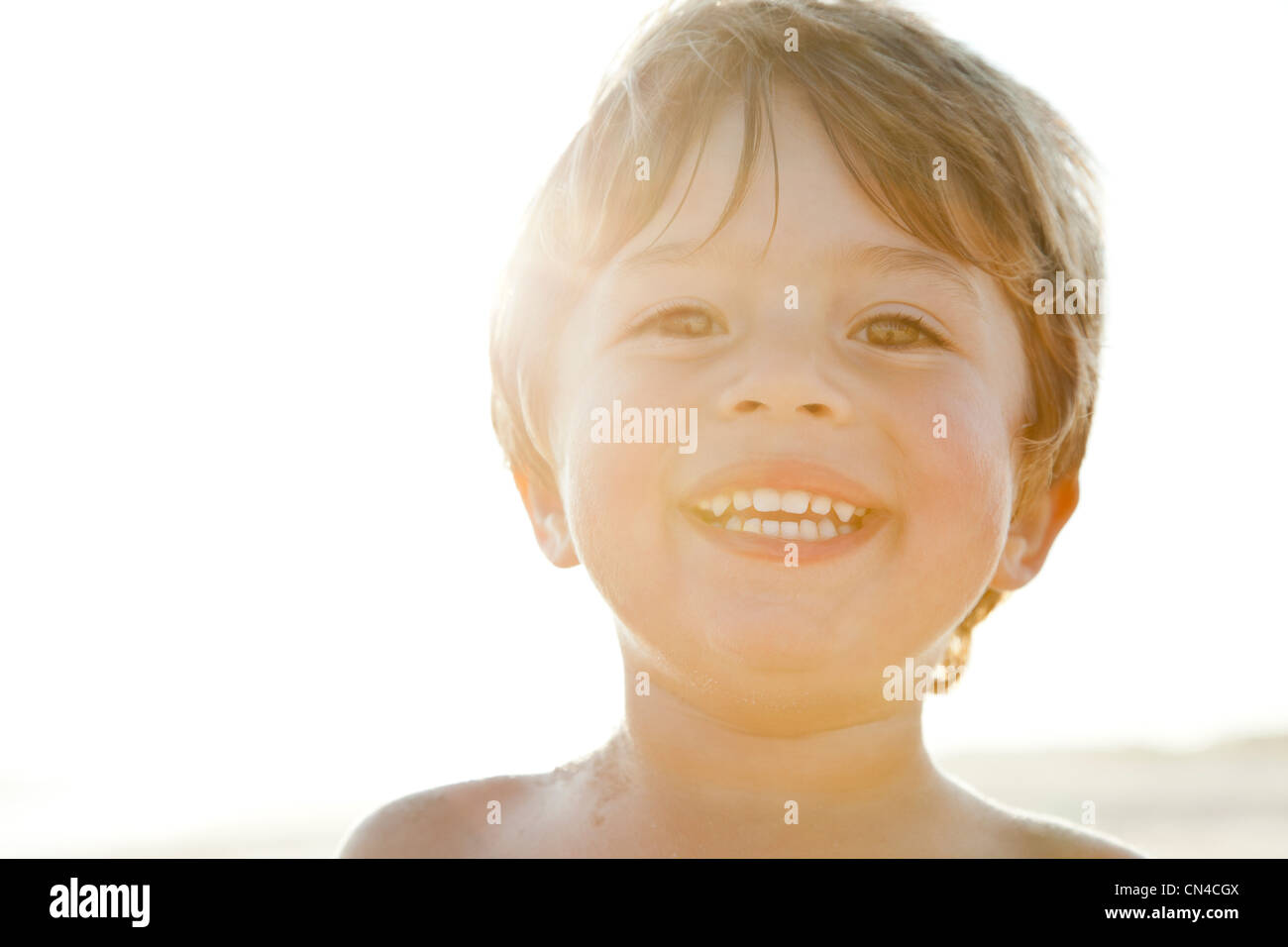 Felice ragazzo in presenza di luce solare Foto Stock