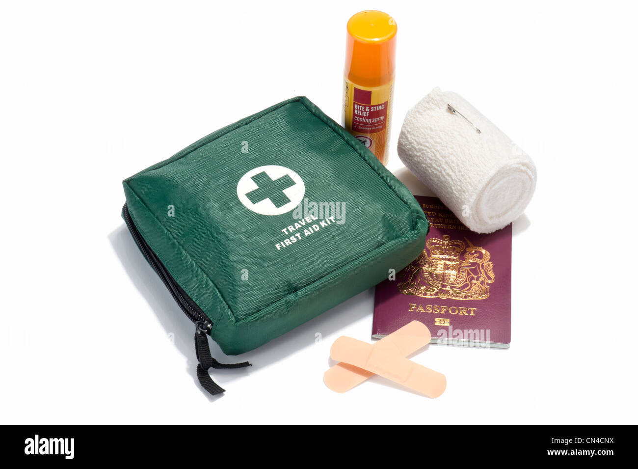 Un kit di pronto soccorso da viaggio, passaporto del Regno Unito, spray insetto, bende e cerotti Foto Stock