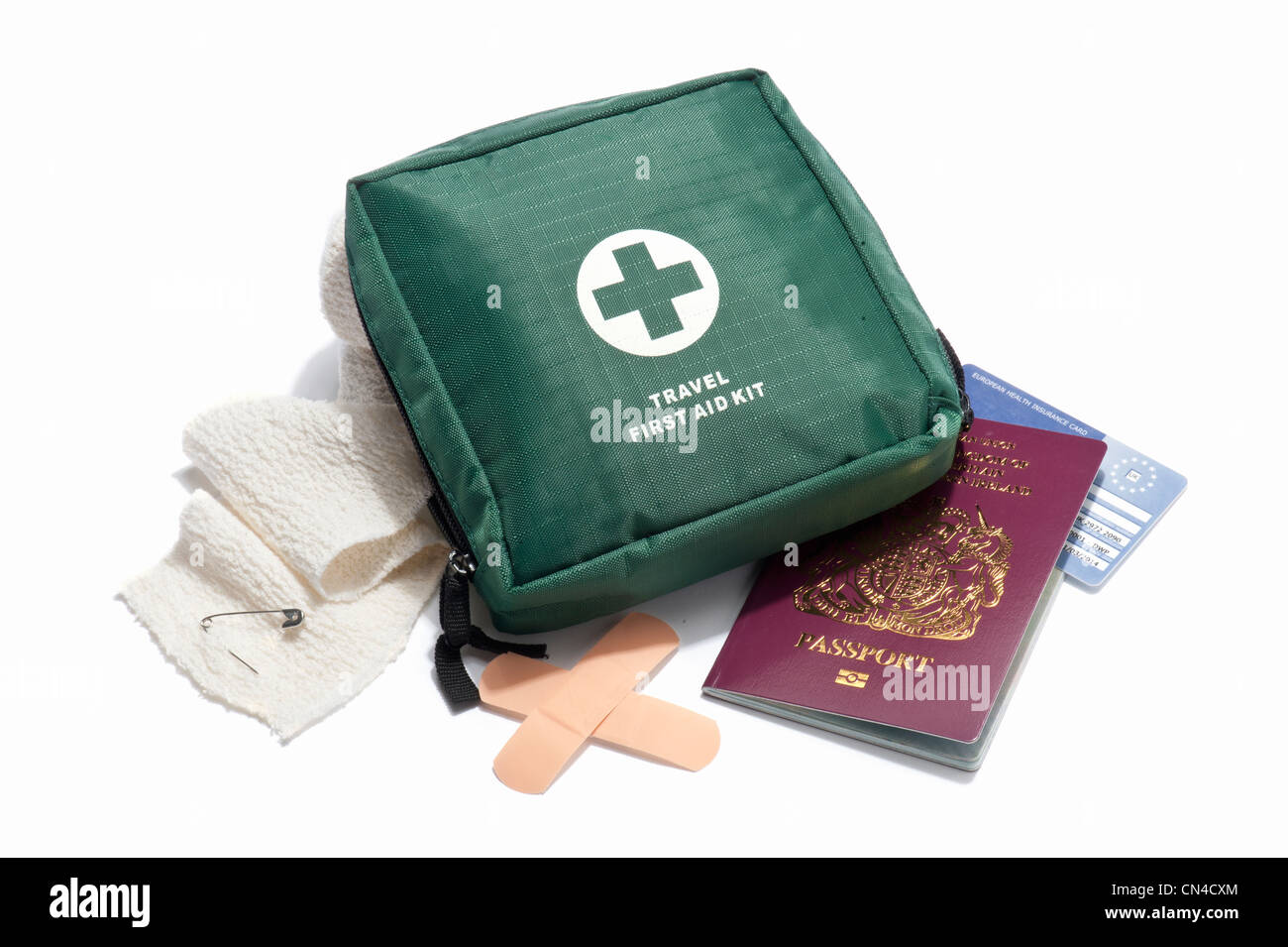 Un kit di pronto soccorso da viaggio, Regno Unito passaporto e tessera europea di assicurazione malattia Foto Stock