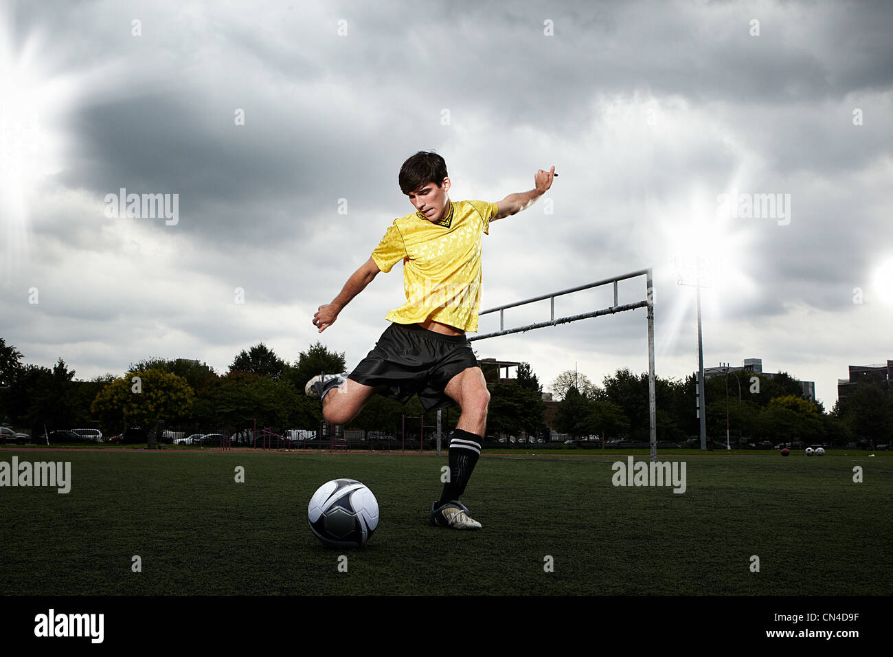 Giocatore di calcio circa a calciare la sfera del passo Foto Stock