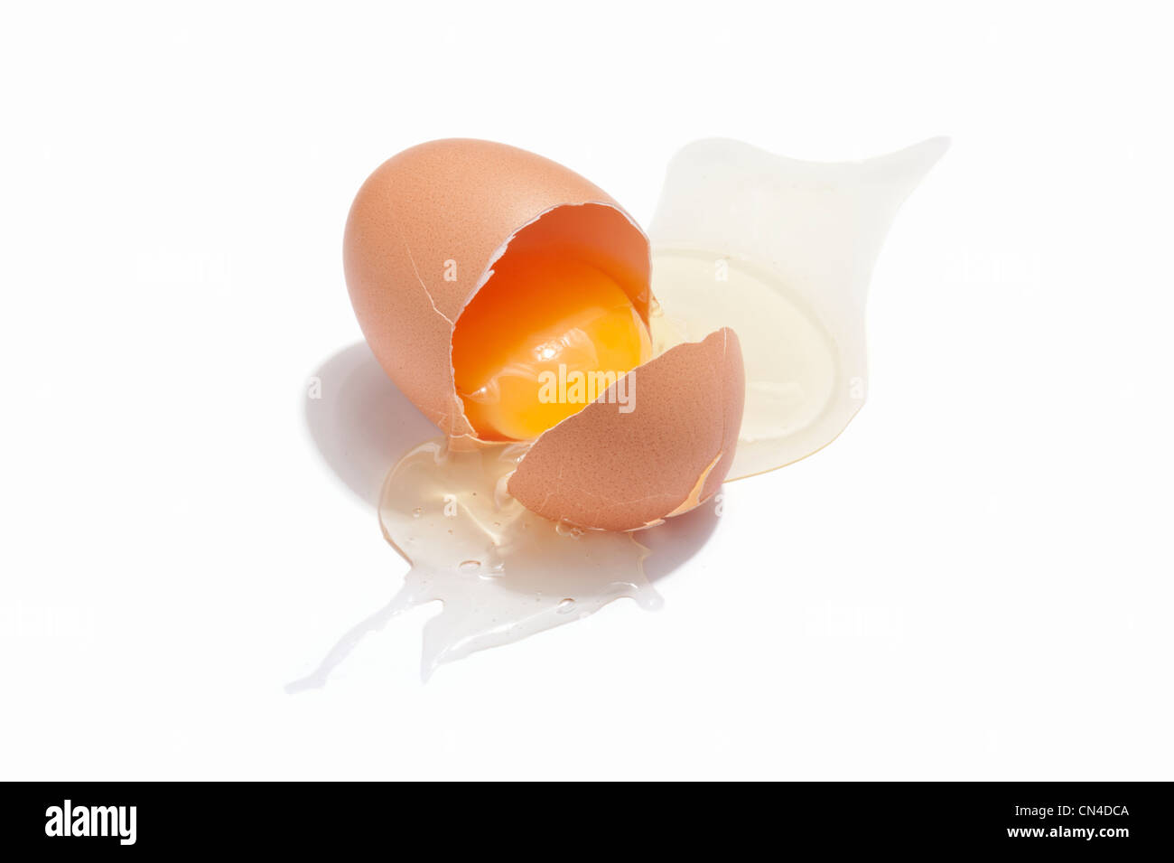 Rotto un uovo di pollo che mostra il tuorlo e bianco Foto Stock