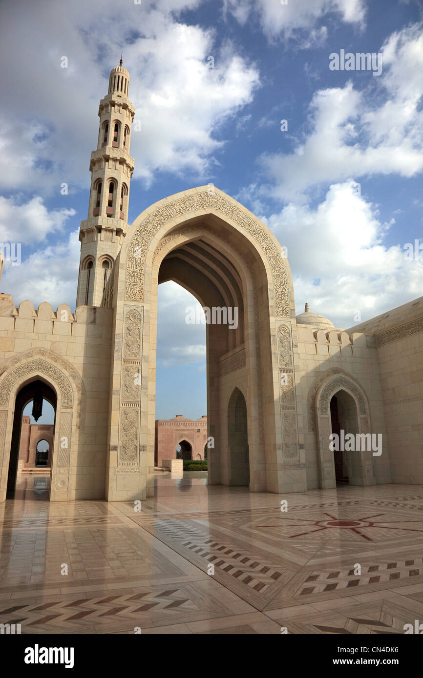 Die grosse Sultan-Qabus-Moschee in Muscat ist die Hauptmoschee in Oman. Sie gilt als eines der wichtigsten Bauwerke des Landes onu Foto Stock