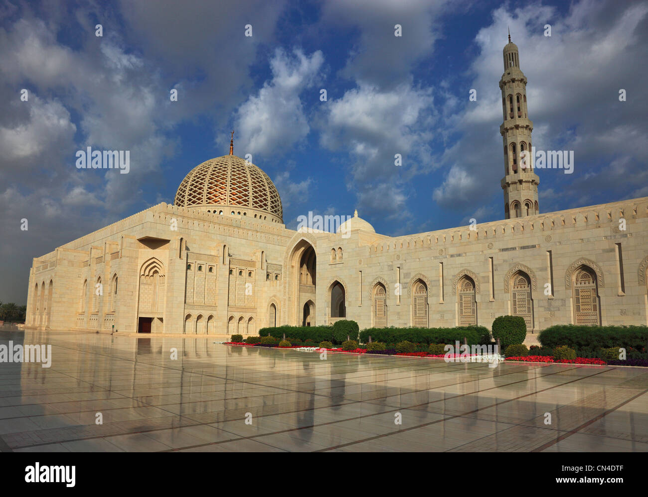Die grosse Sultan-Qabus-Moschee in Muscat ist die Hauptmoschee in Oman. Sie gilt als eines der wichtigsten Bauwerke des Landes onu Foto Stock