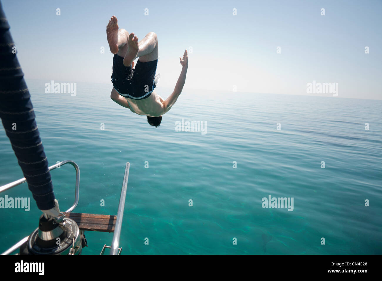 L'uomo jumping testa prima in mare Foto Stock