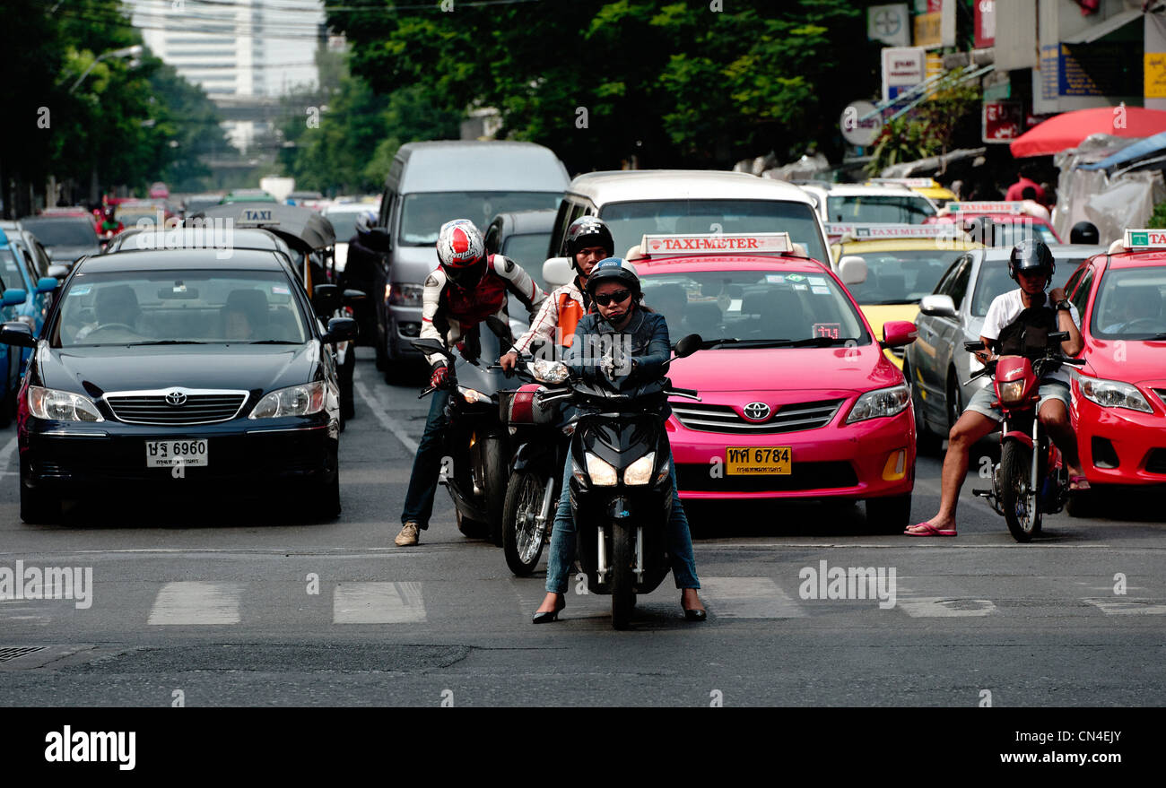 Bangkok Costruzione di traffico fino ad un incrocio vicino a Sukhumvit Road Foto Stock