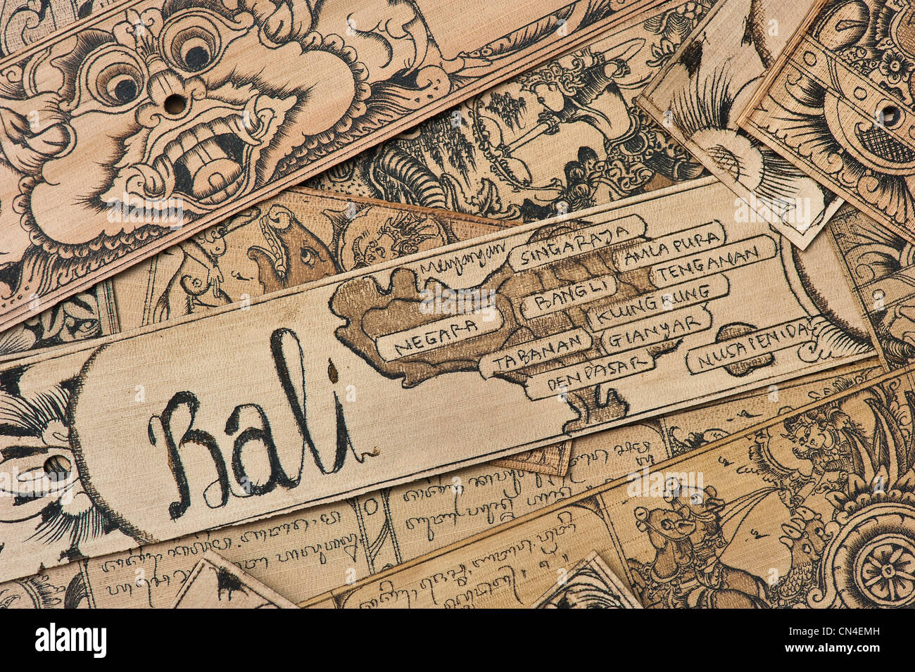 Indonesia Isola di Bali, Desa villaggio di Tenganan, scolpite foglie di palmo chiamato Lontar in Bahasa indonesia Foto Stock