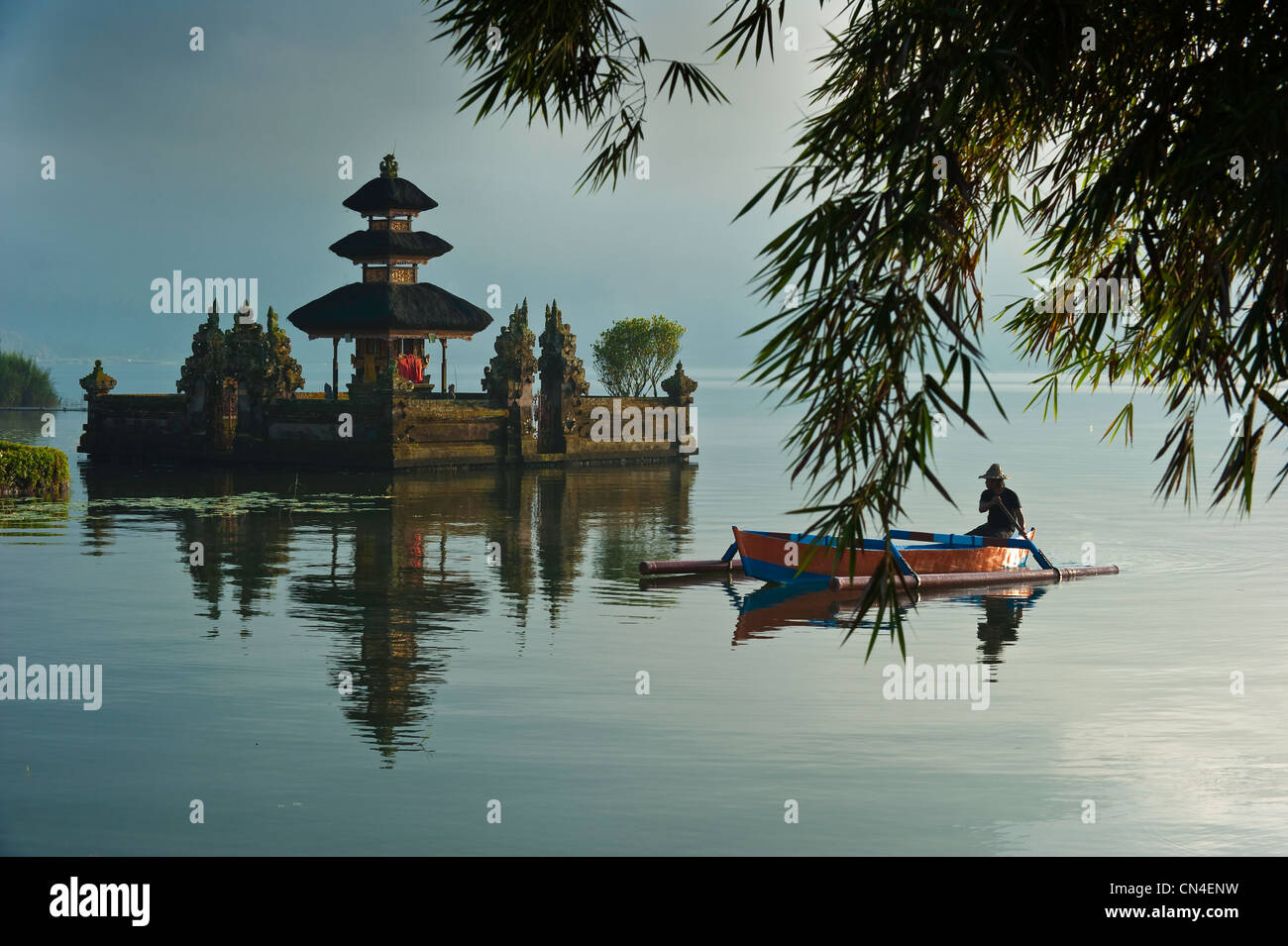 Indonesia Isola di Bali, Bedugul village, Ulun Danu tempio sul lago Bratan Foto Stock