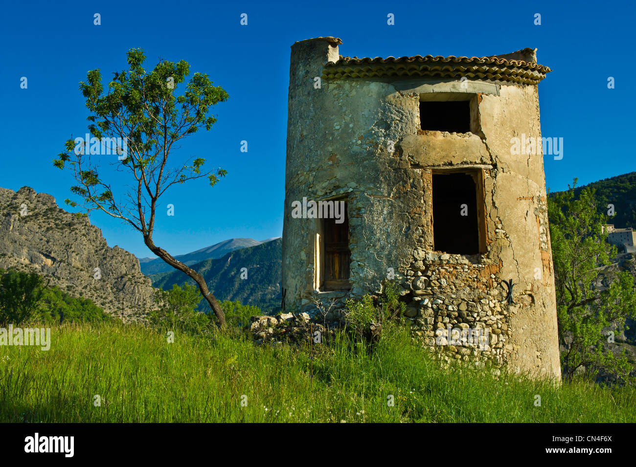Francia, Alpes de Haute Provence, Entrevaux, antica torre Foto Stock