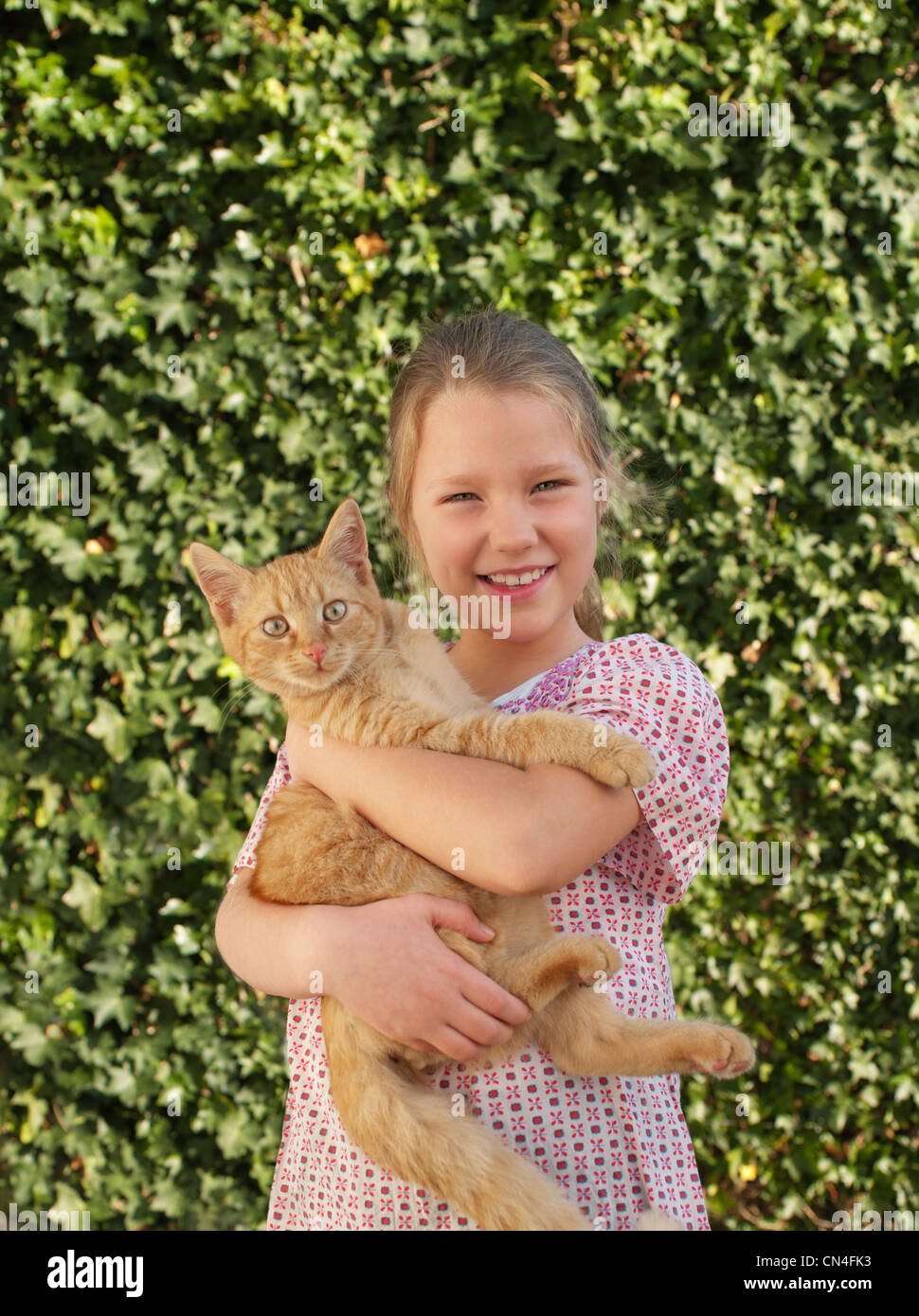 Giovane ragazza con gatto di casa, sorridente, ritratto Foto Stock