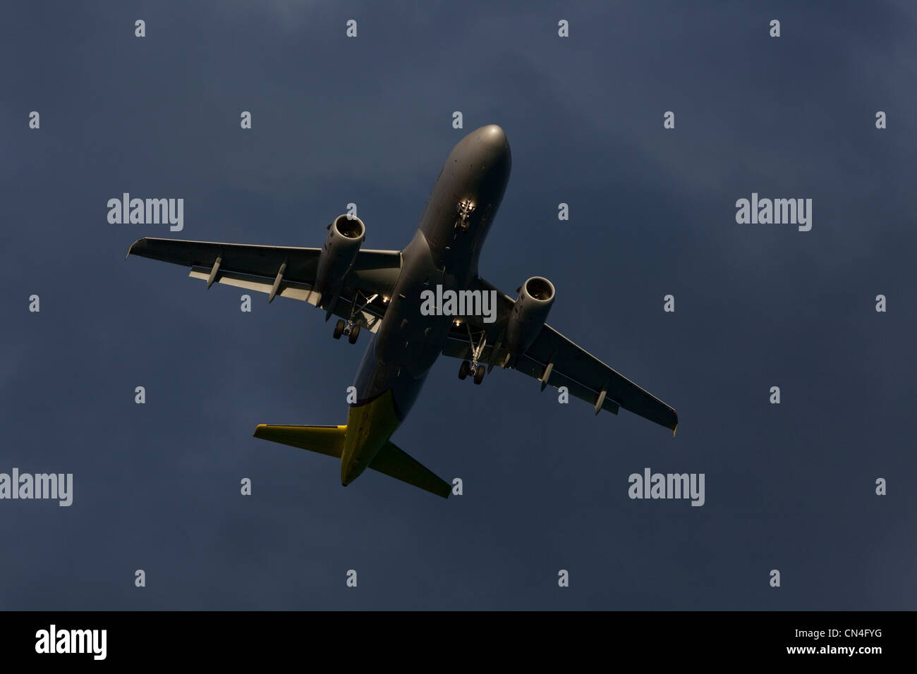 Francia, Alpes Maritimes, Nizza, aereo di linea sotto un cielo tempestoso Foto Stock
