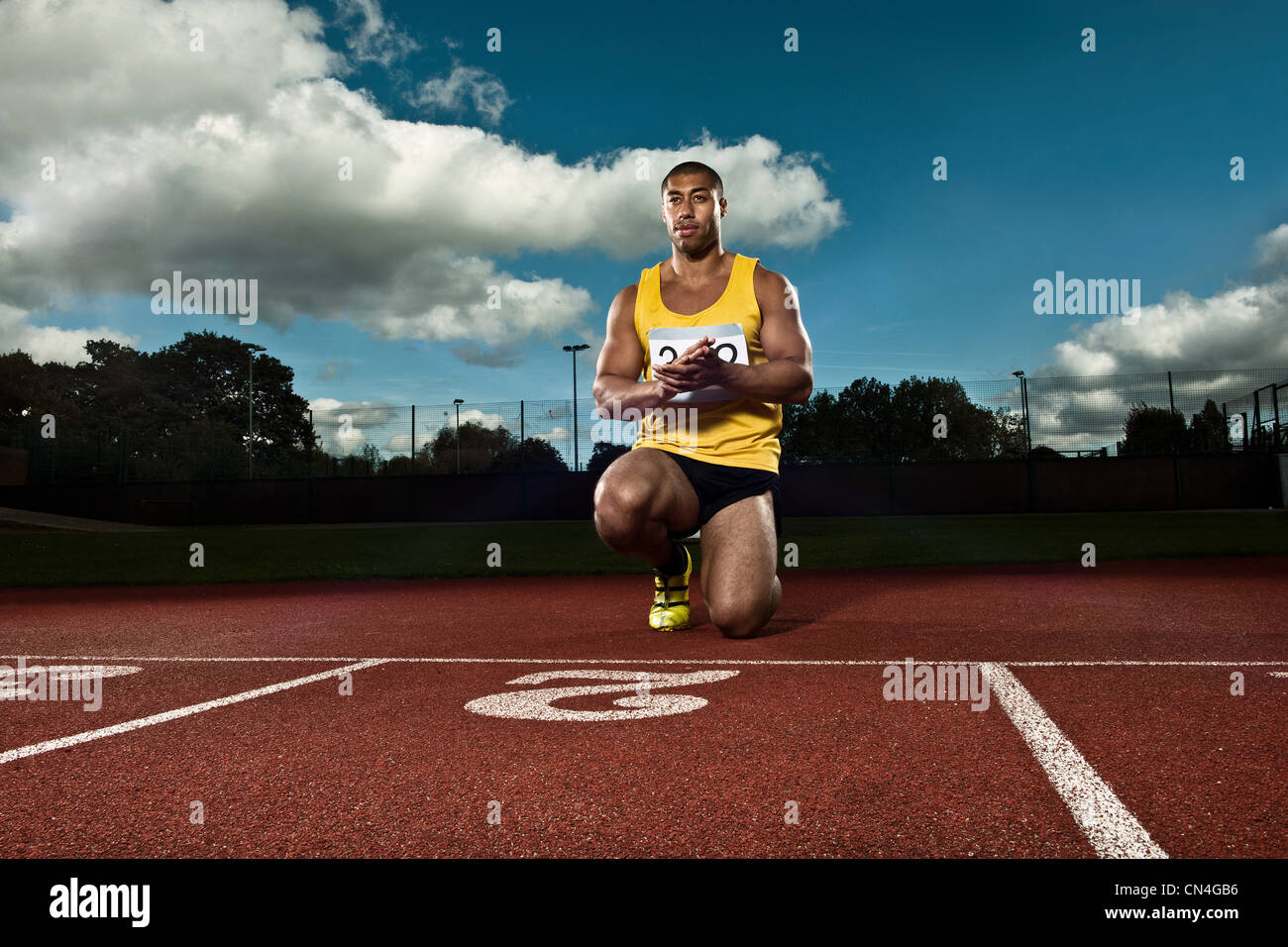 Atleta alla linea di partenza sulla via di corsa Foto Stock