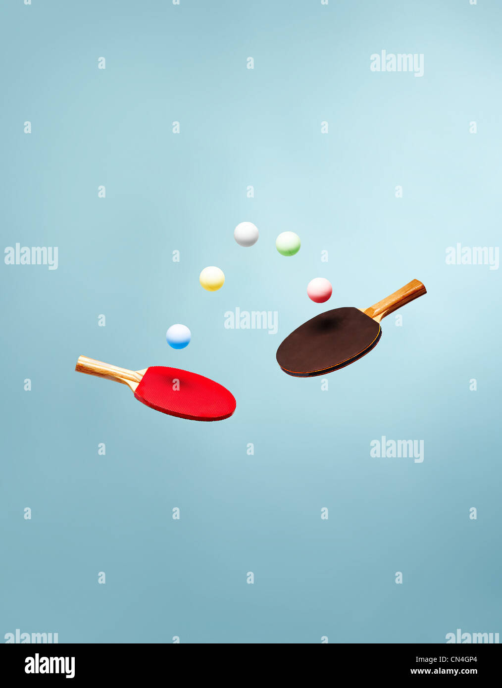 Ping pong racchette e palle sospese nell'aria Foto Stock