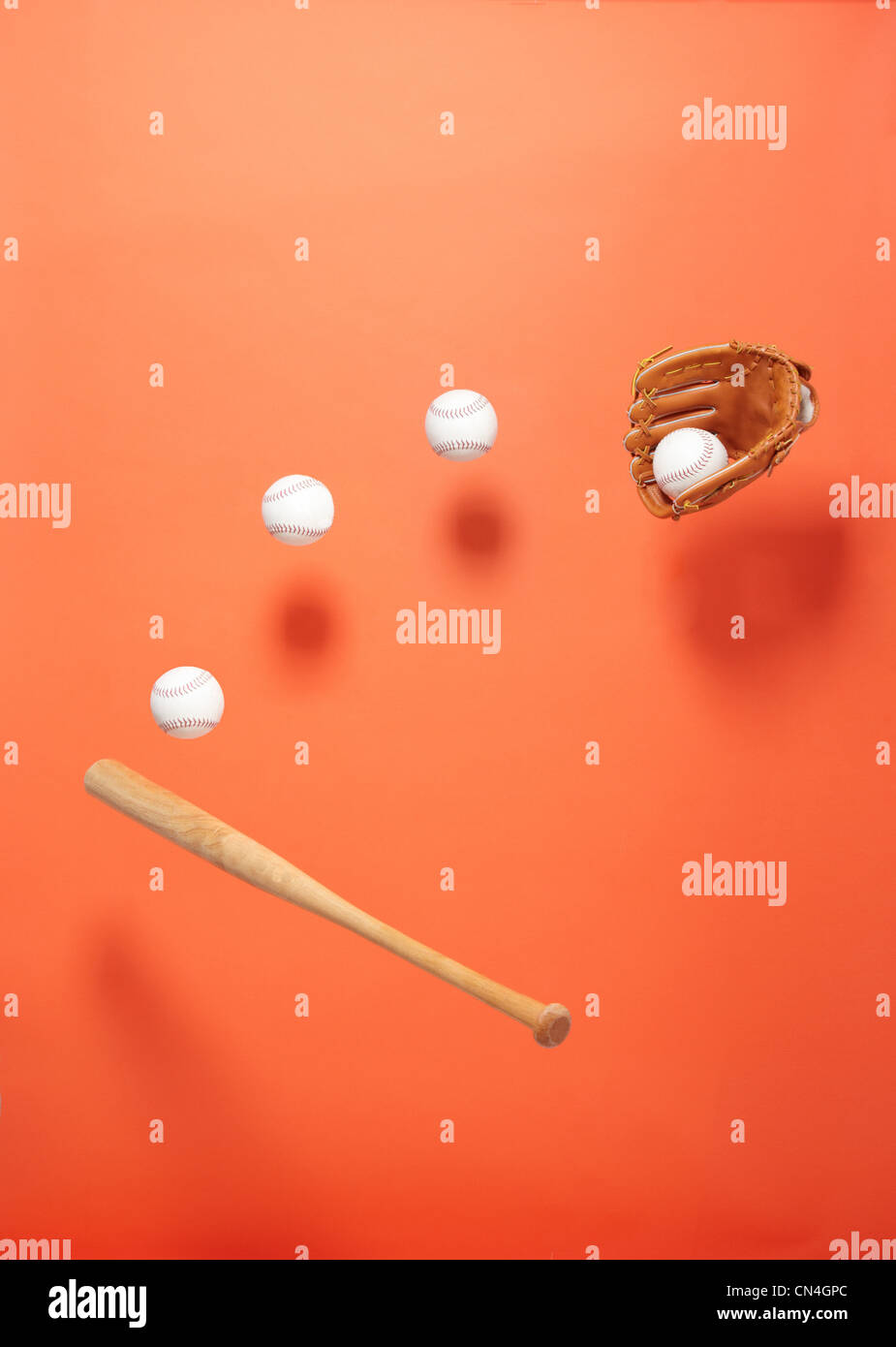 Mazza da baseball, un guanto e palle sospese nell'aria Foto Stock