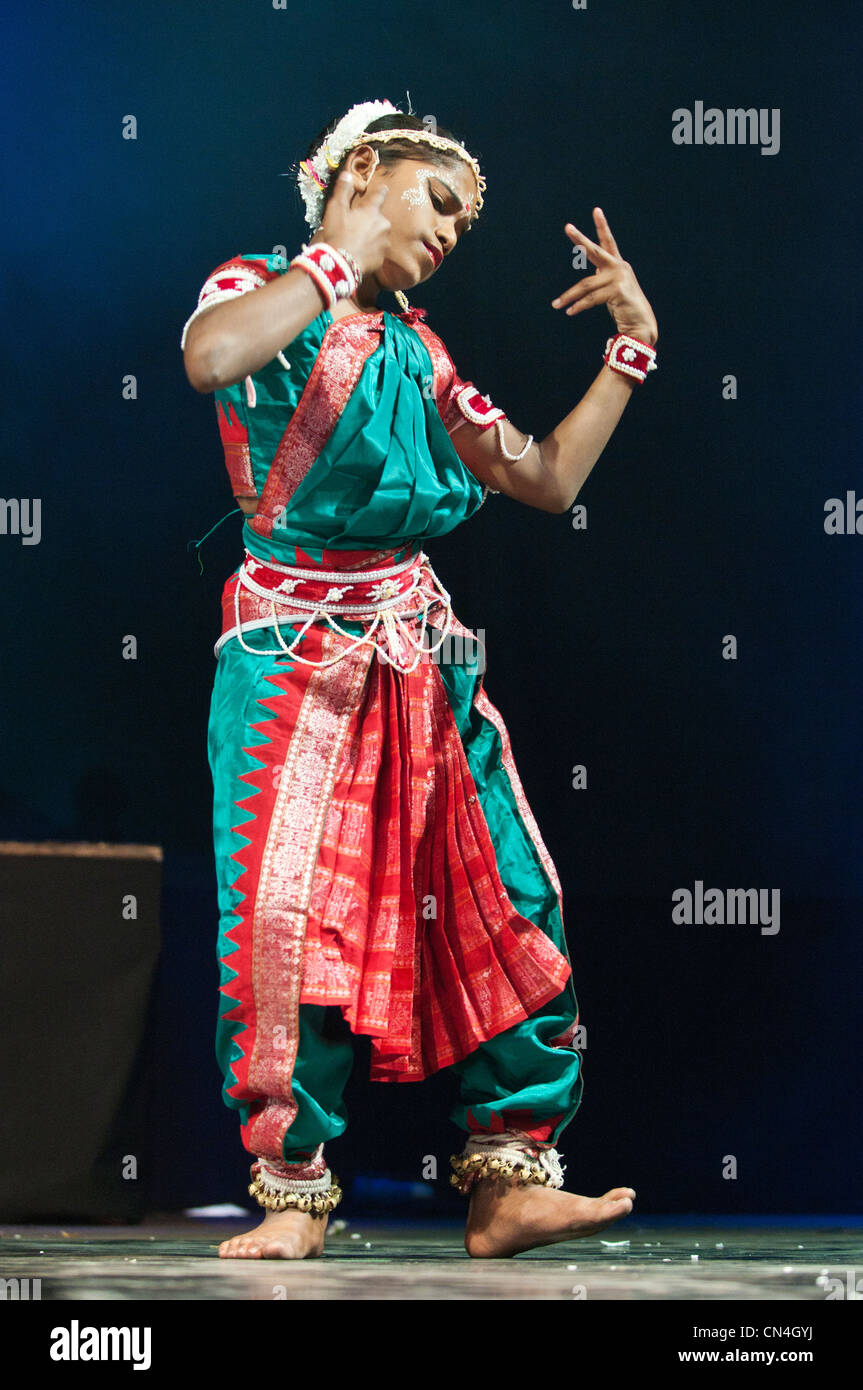 Il Gotipuas dall Orissa, India interpretare la tradizionale danza gotipuan in cui i ragazzi hanno ballato vestito come femmine Foto Stock