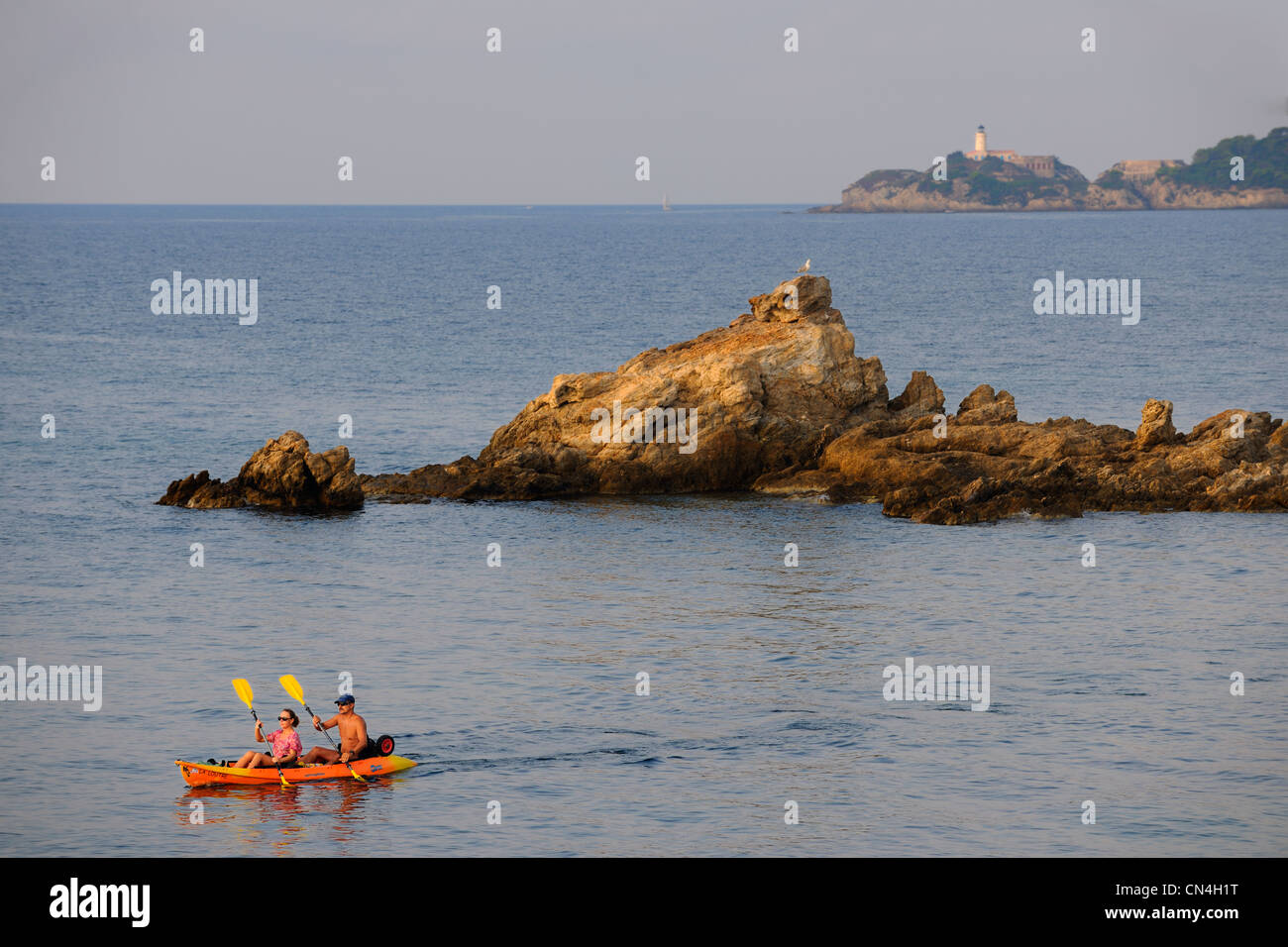 Francia, Var, Presqu'ile de Giens, kayak di mare lungo la costa intorno a La Tour fondue Foto Stock