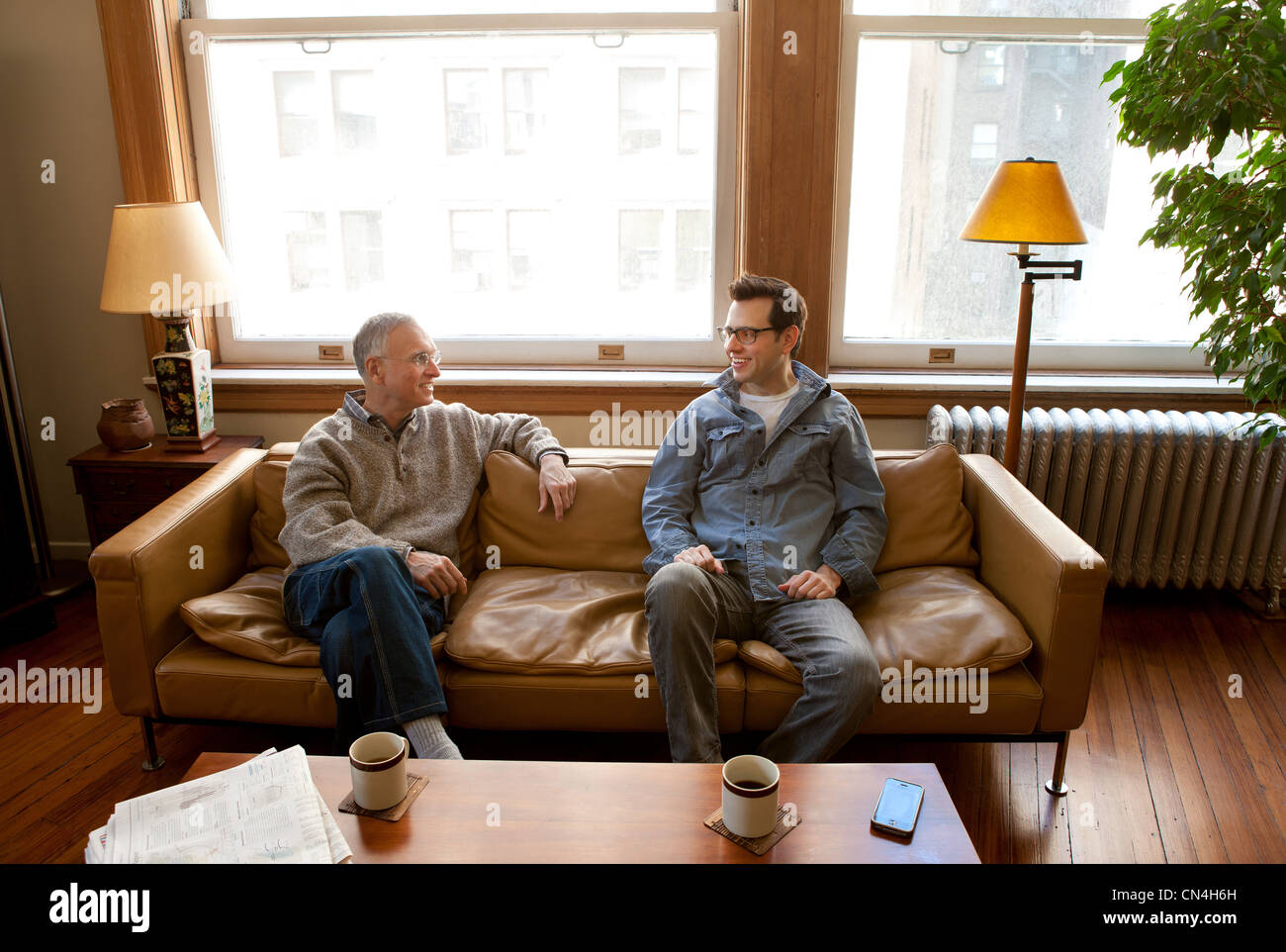 Padre e figlio adulto rilassante sul lettino Foto Stock