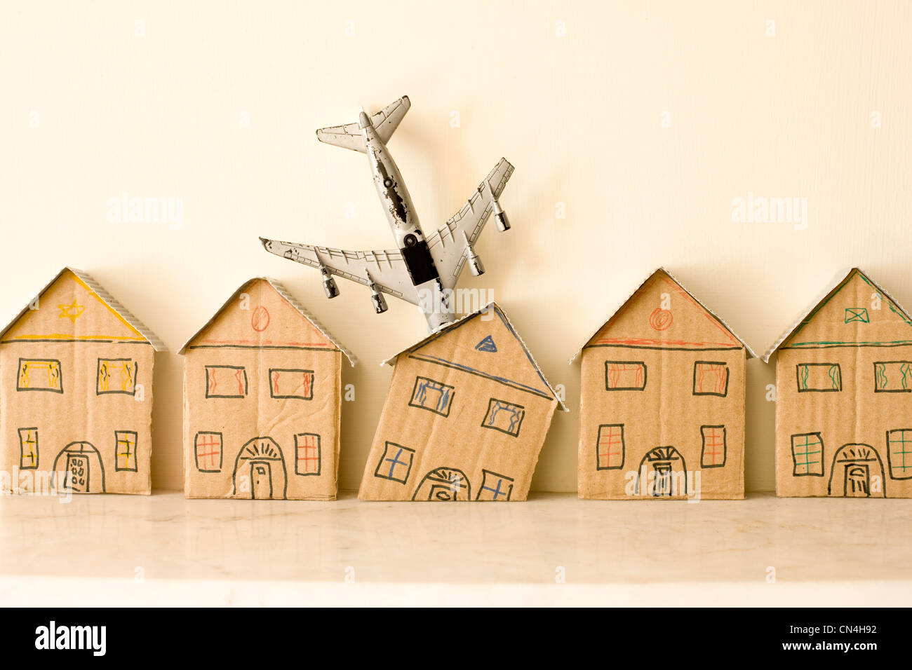 Piano modello a schiantarsi sulla terrazza house Foto Stock