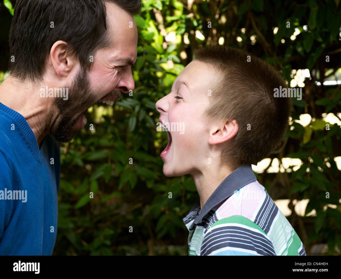 Padre e figlio urlando a ciascun altro Foto Stock