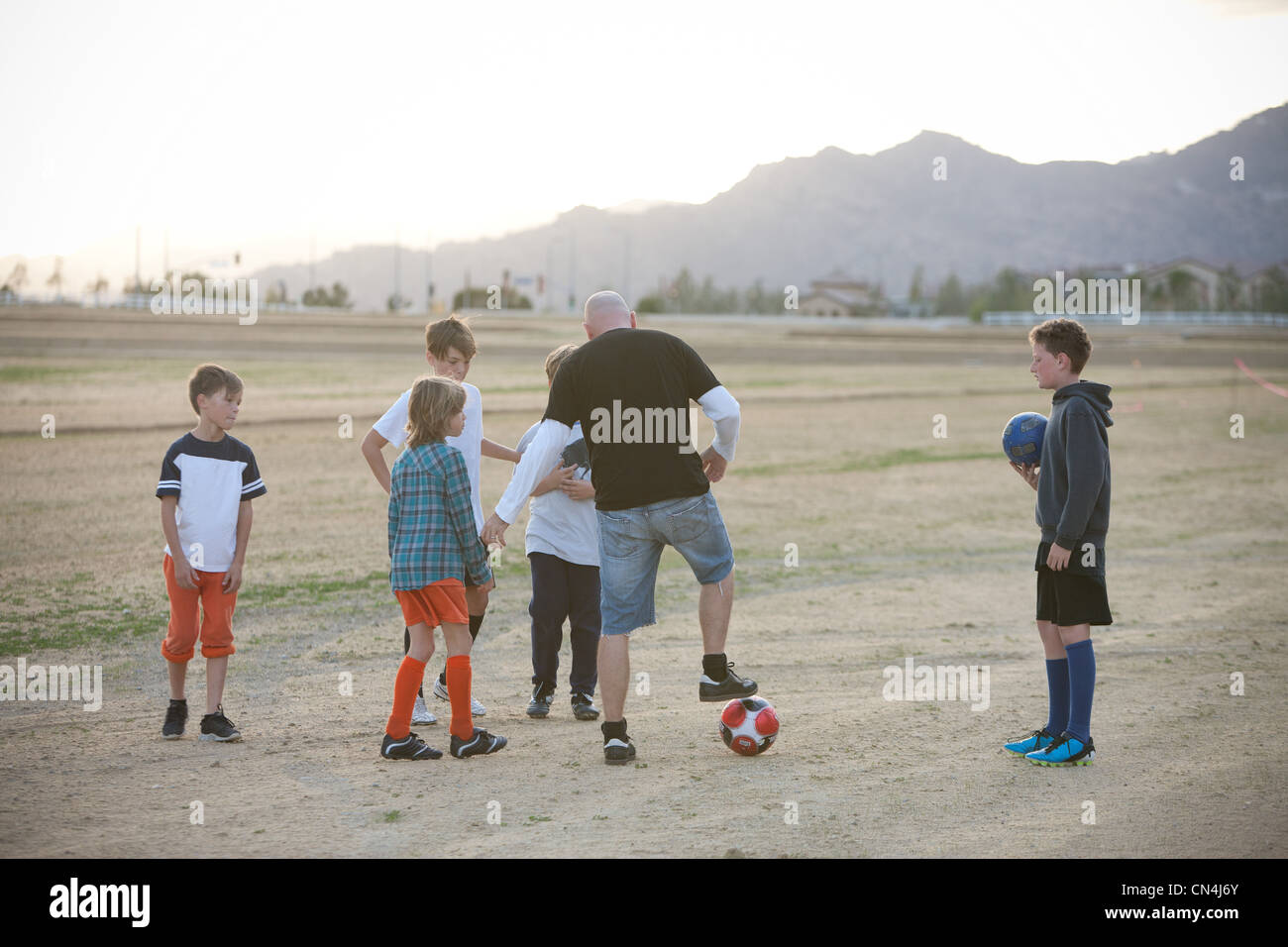 Soccer coach mentoring ragazzi Foto Stock