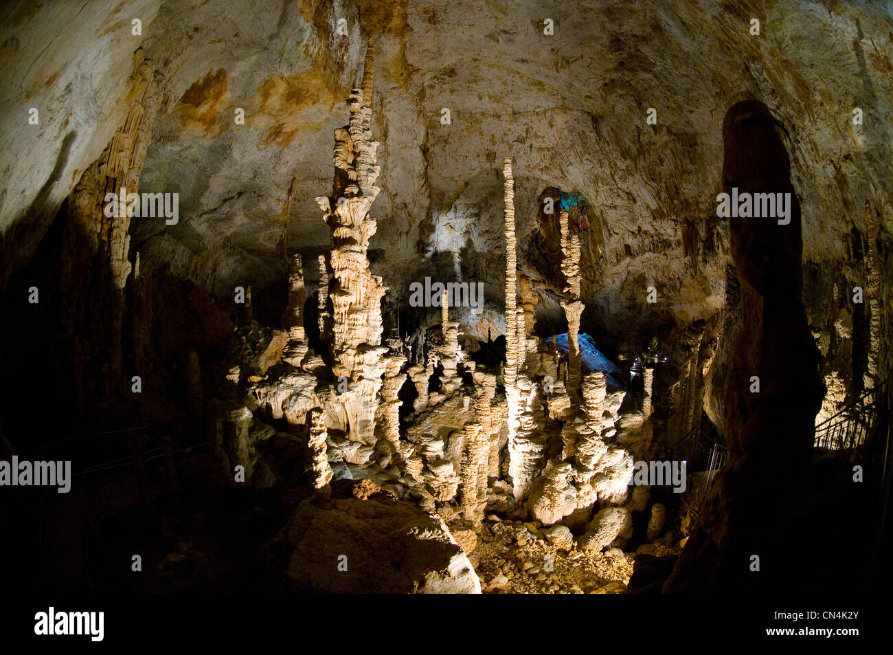 Francia, Ardeche, Aven Orgnac Grotta su un altopiano calcareo Foto Stock