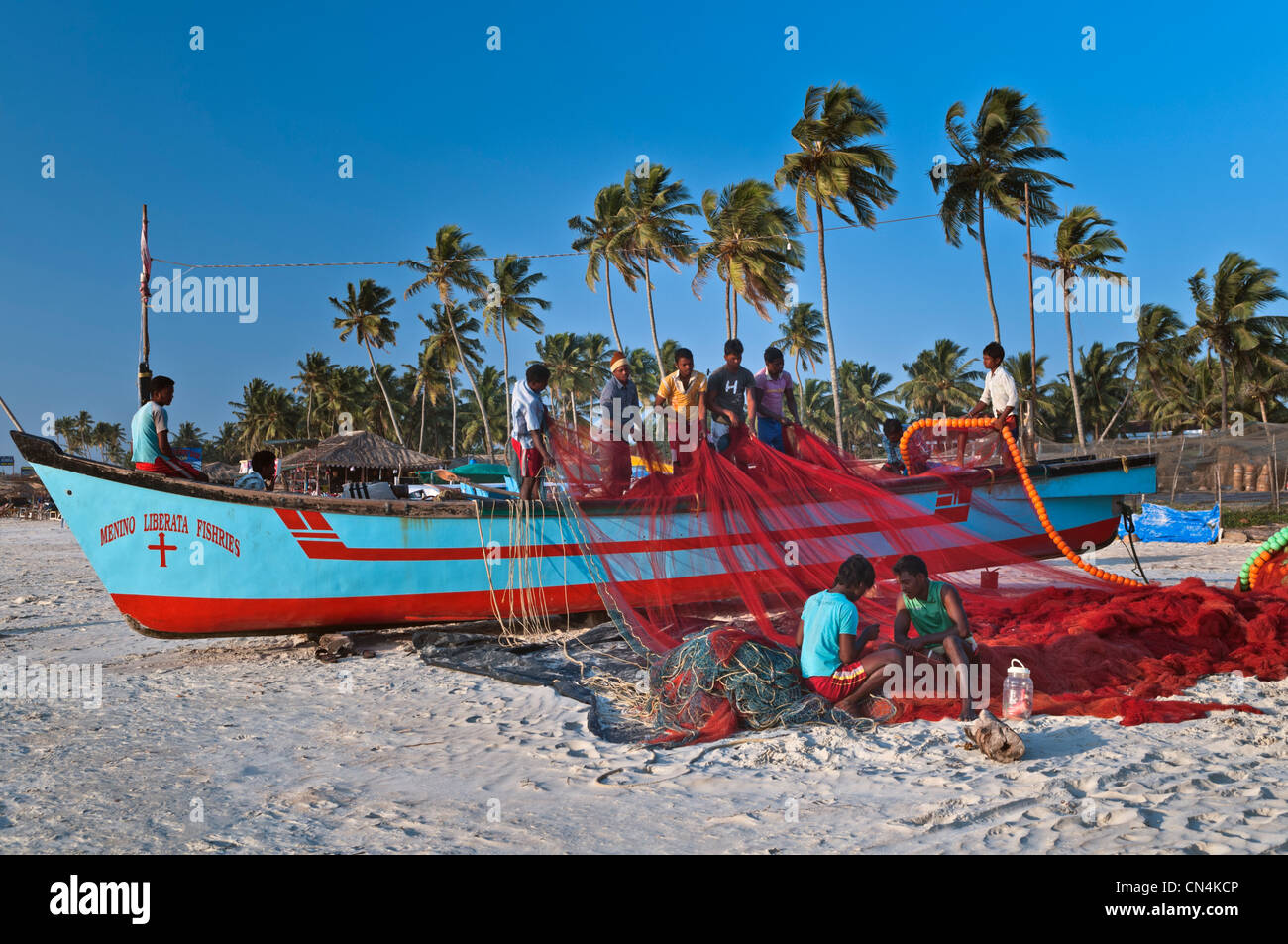 I pescatori e le reti Colva Beach Goa in India Foto Stock