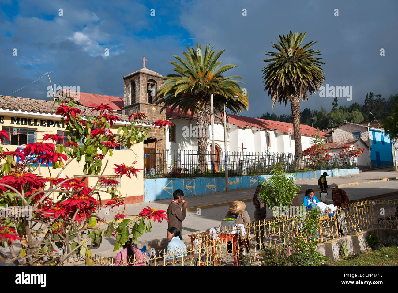 Il Perù, Provincia di Cuzco, Mollepata, Plaza de Armas e la sua chiesa coloniale Foto Stock