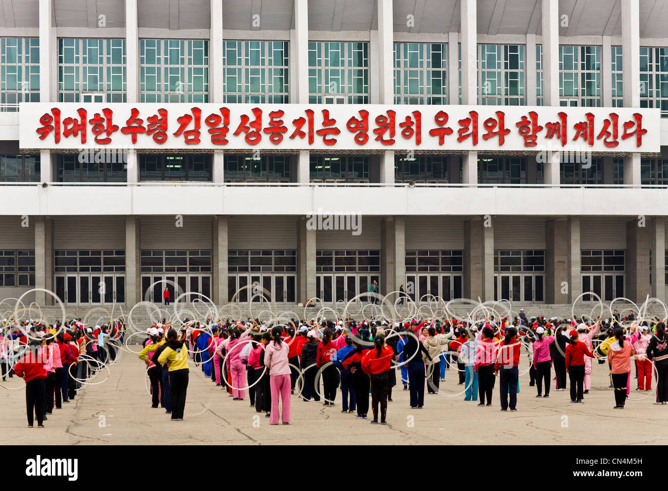 Corea del Nord Pyongyang, stadio al coperto, nord coreana boys ripassando per i giochi di Massa davanti a Pyongyang stadio al coperto Foto Stock