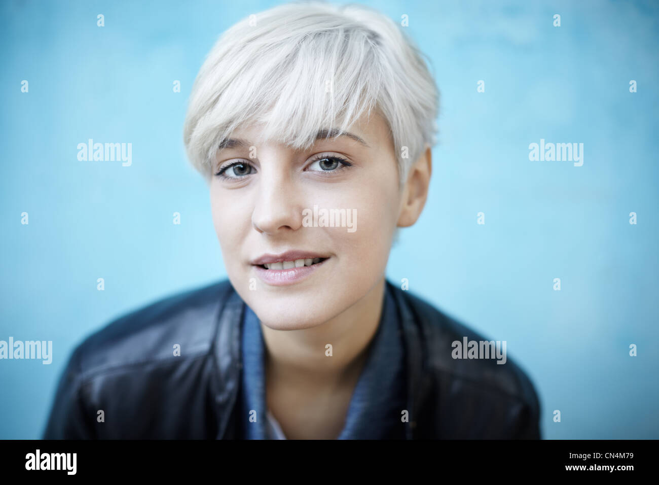 Real giovane bella donna in stile casual, il fuoco selettivo Foto Stock