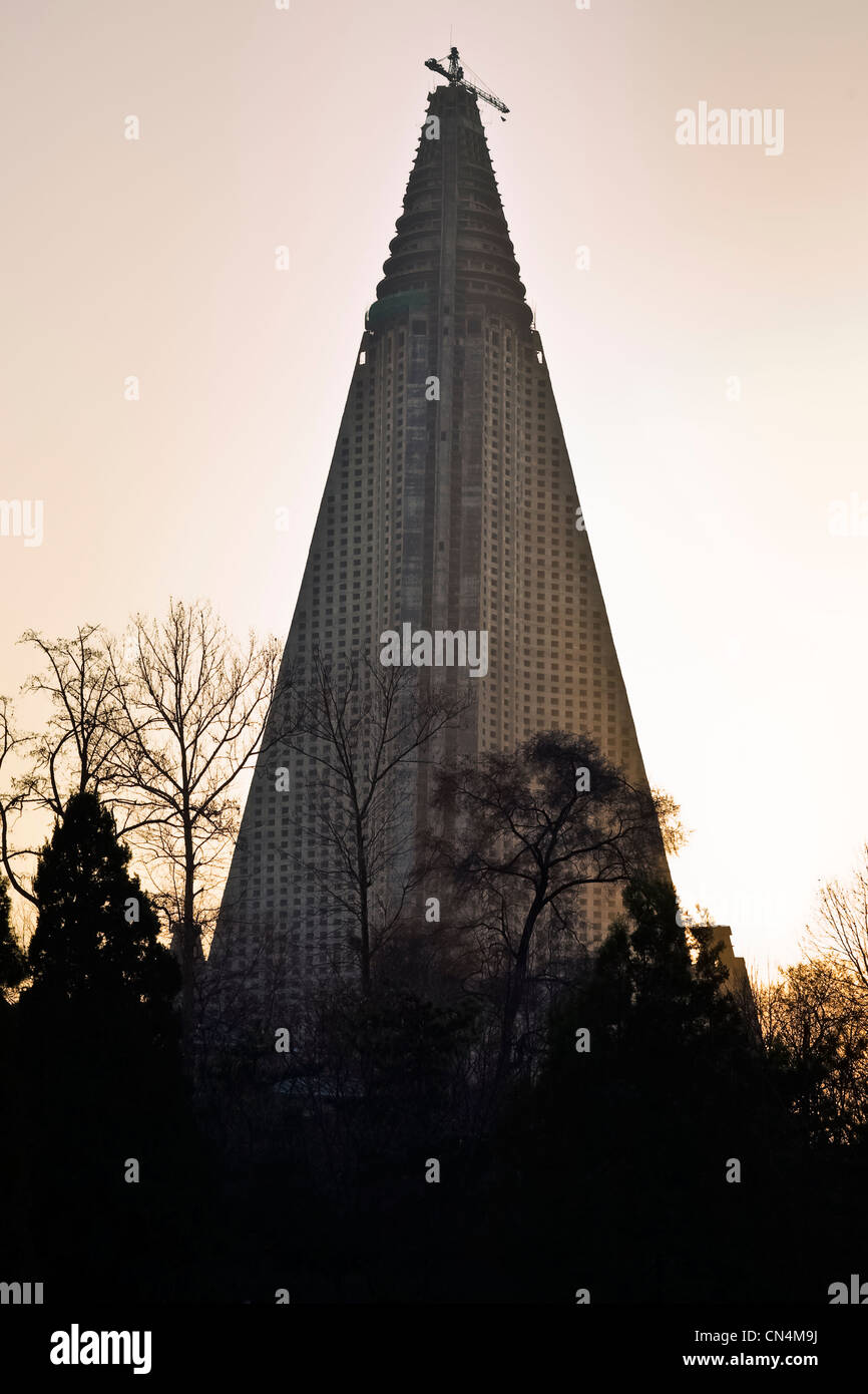 Corea del Nord Pyongyang, incompiuto, il Ryugyong Hotel Foto Stock