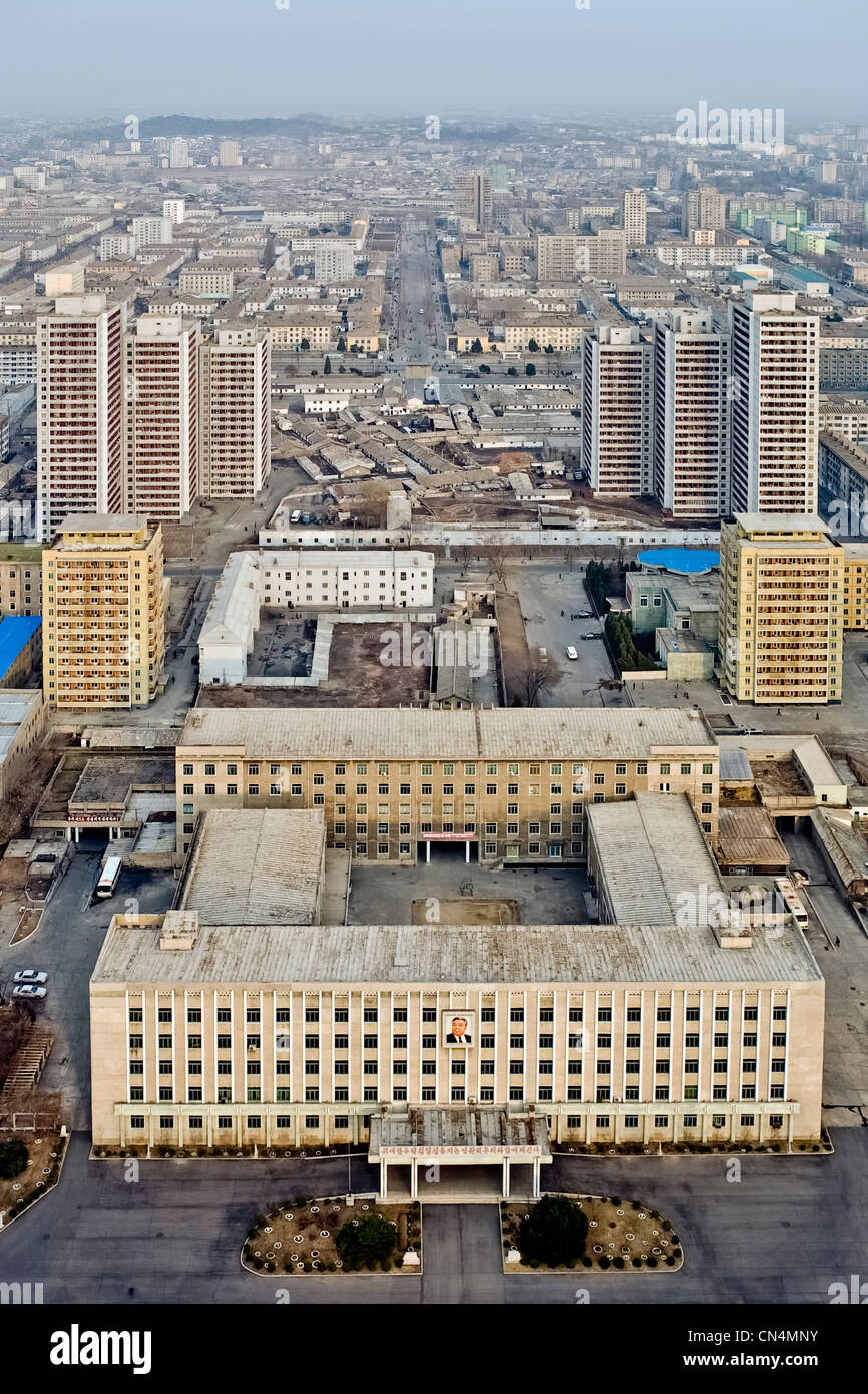 Corea del Nord Pyongyang, Juche tower esplanade, vista in elevazione della città Foto Stock