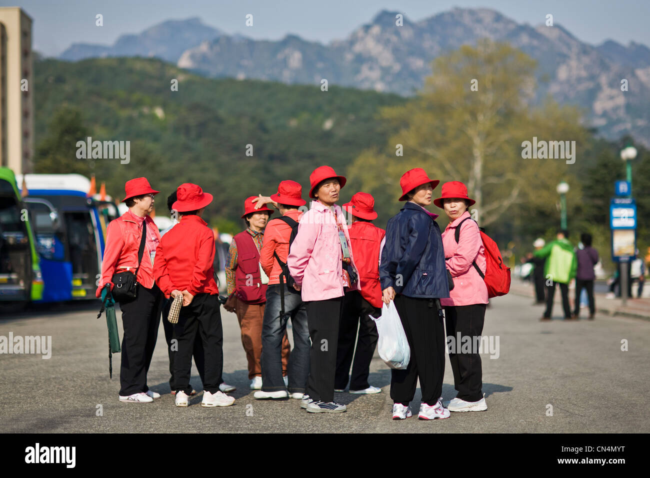 La Corea del Nord, Gangwon provincia, Kumgangsan regione turistica, gruppo di femmine della Corea del Sud ai turisti Foto Stock