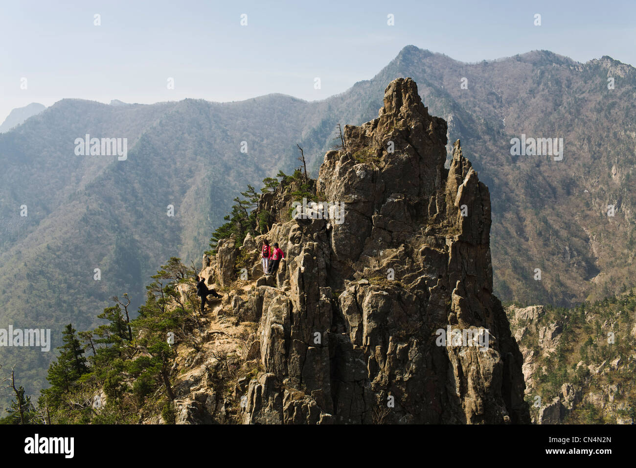 La Corea del Nord, Gangwon provincia, Kumgangsan regione turistica, sud coreano turisti trekking sul modo sul Manmulsang (dieci Foto Stock