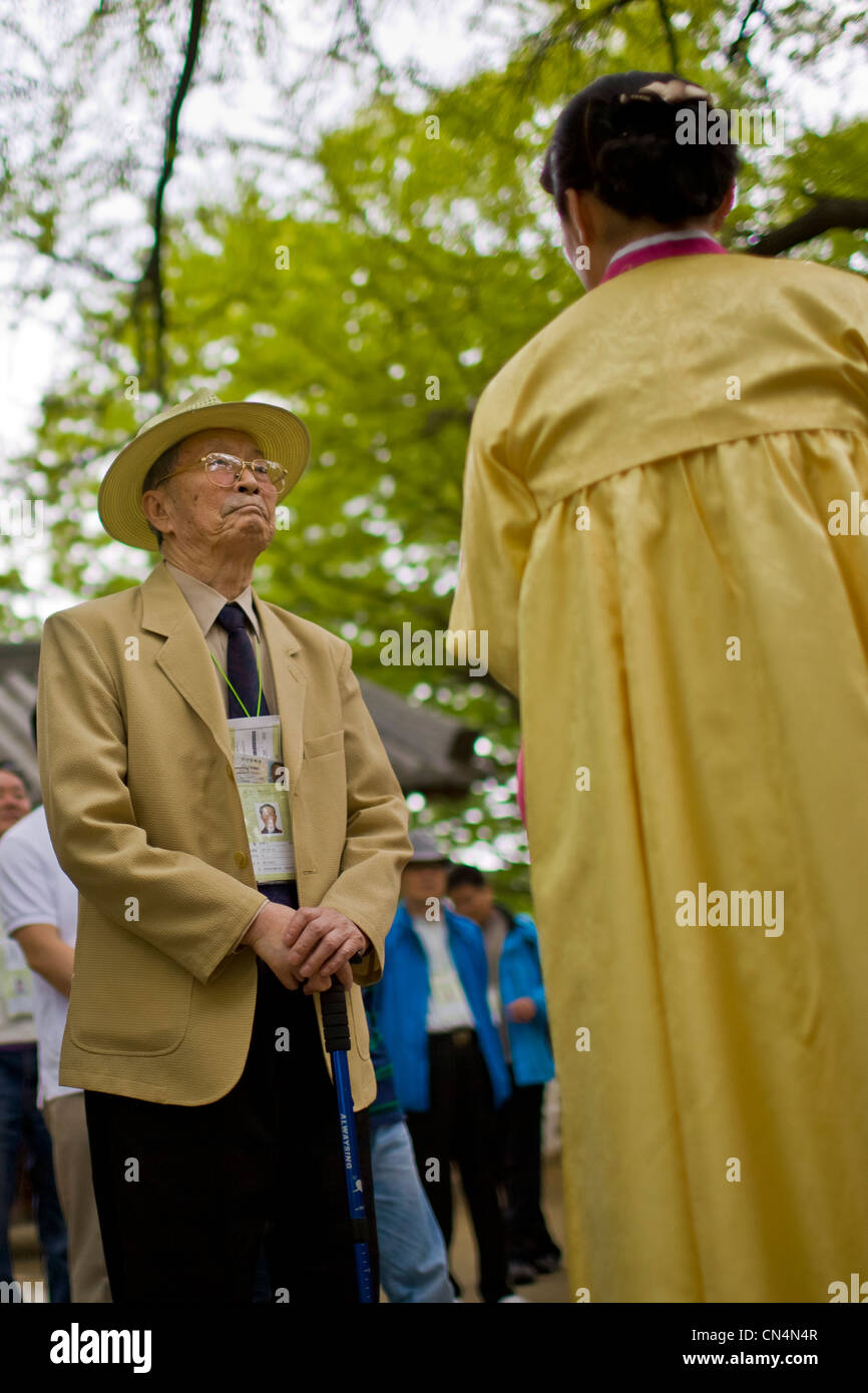 La Corea del Nord, Nord provincia Hwanghae, Kaesong, Museo Koryo (Songgyungwan collegio confuciano), il vecchio sud coreano turista di fronte a un Foto Stock