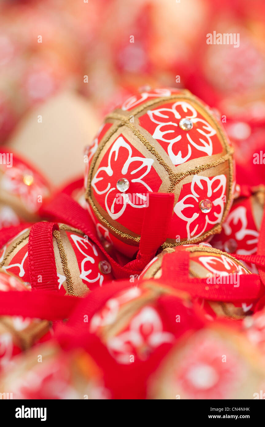 Dipinti a mano e decorati a mano i gusci d'uovo per celebrare la Pasqua alla vecchia Vienna Pasqua Mercato al Freyung, Vienna. Foto Stock