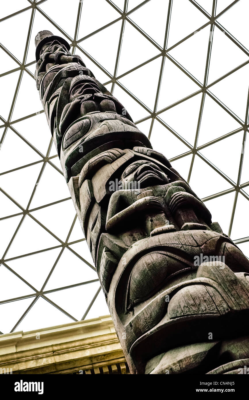Scolpiti woodentotem polo dal Canada sul display presso il British Museum di Londra, Inghilterra Foto Stock