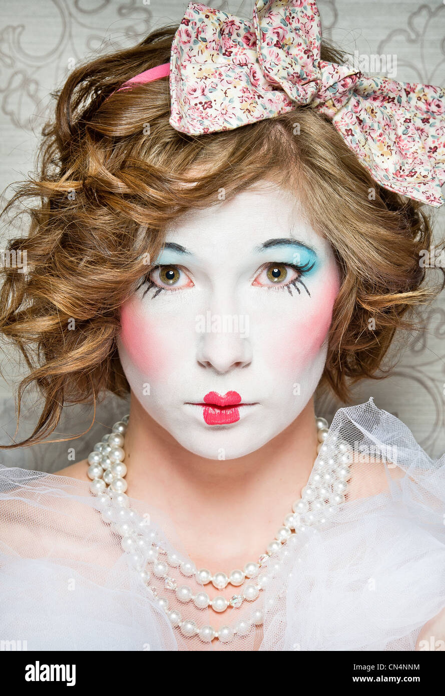 Una bambina vestito come un vecchio vintage Bambola porcellana Foto Stock