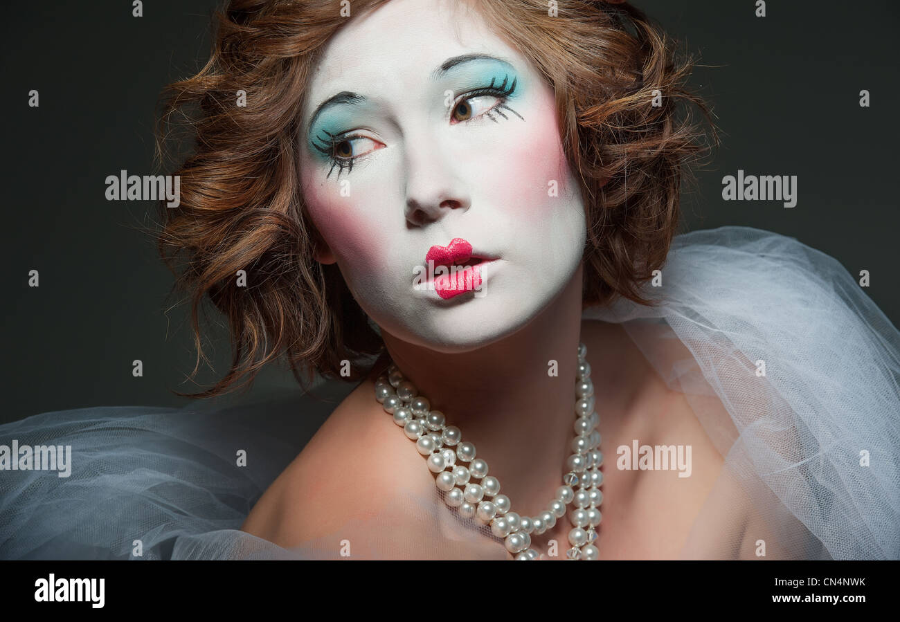 Una bambina vestito come un vecchio vintage Bambola porcellana Foto Stock