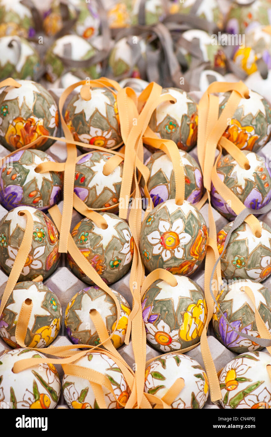 Dipinti a mano e decorati a mano i gusci d'uovo per celebrare la Pasqua alla vecchia Vienna Pasqua Mercato al Freyung, Vienna, Austria. Foto Stock