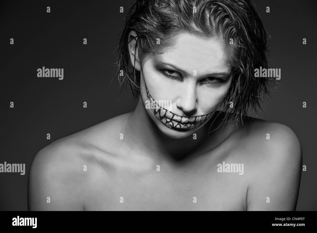 Un pauroso cerca ragazza con vernice di faccia Foto Stock