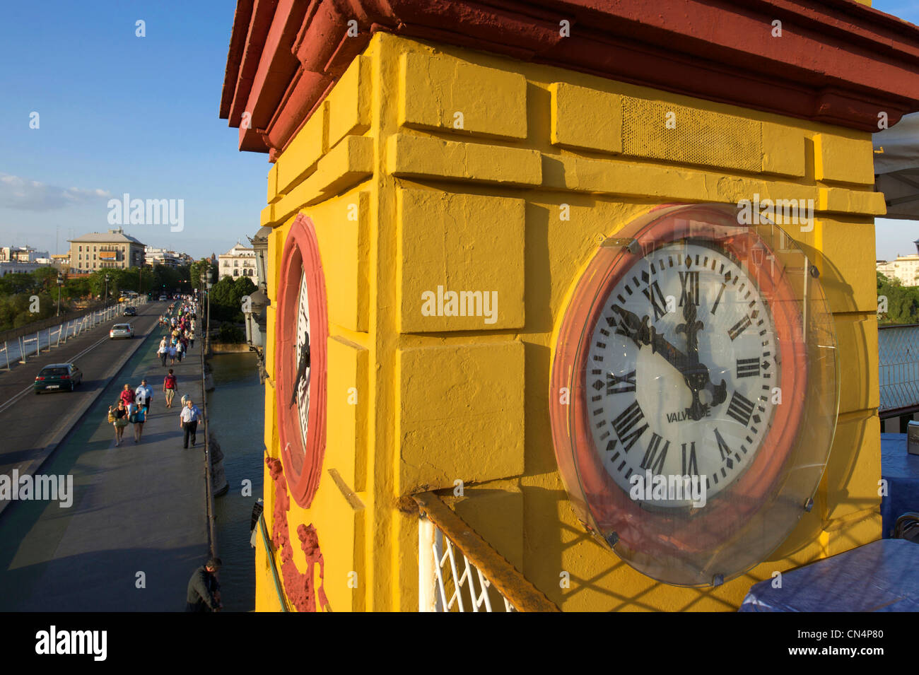 Spagna, Andalusia, Siviglia, quartiere di Triana, Isabel II ponte meglio noto come Puente de Ponte di Triana e El Faro de Triana Foto Stock