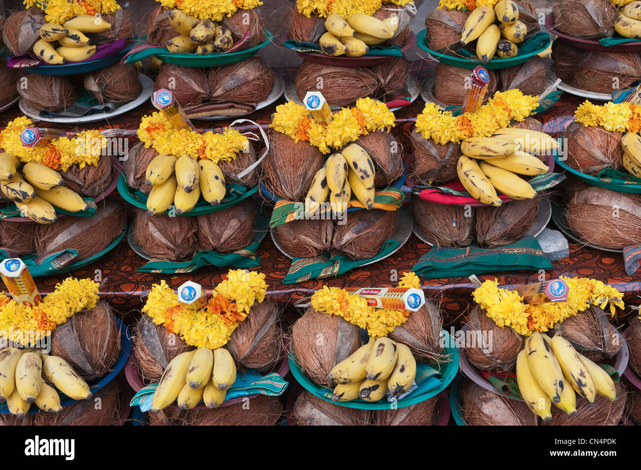 Piastra Puja offerte presso Shanta Durga tempio indù Ponda Goa in India Foto Stock