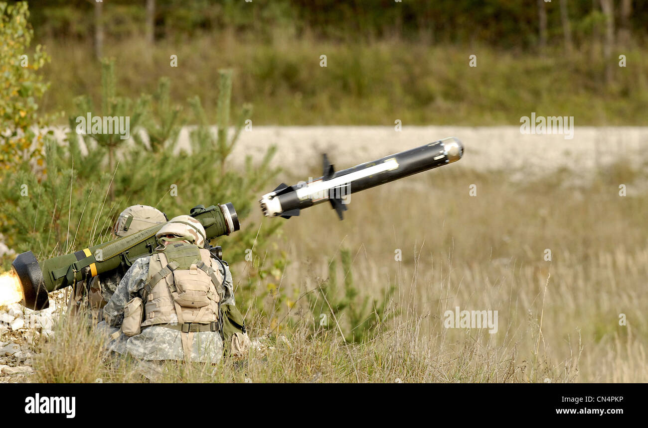 Soldati dell'esercito degli Stati Uniti della 173esima squadra di combattimento della Brigata aerea sparano un missile guidato anti-serbatoio di Javelin FGM-148 durante l'addestramento a Grafenwoehr, Germania, 24 ottobre 2006, in preparazione per l'impiego. I soldati con il 173rd si allenano insieme per il f irst tempo dalla loro unità di trasformazione in una squadra di combattimento brigata. Foto Stock