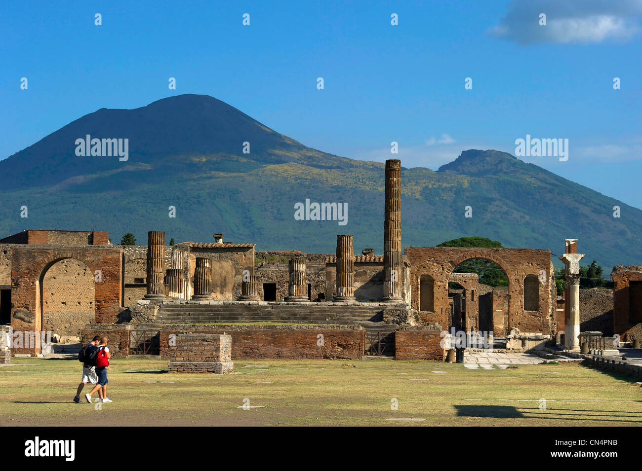 L'Italia, Campania, Pompei, sito archeologico elencati come patrimonio mondiale dall UNESCO, il Forum, il tempio di Giove con il Vesuvio Foto Stock