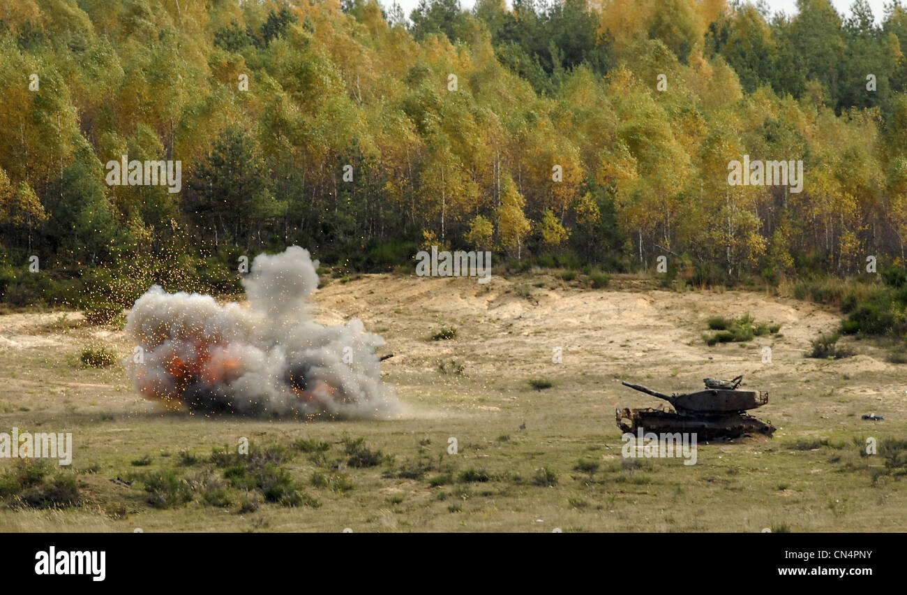 Un carro armato M60 Patton esplode dopo essere stato colpito con un missile guidato anti-serbatoio Javelin FGM-148 sparato dai soldati dell'esercito degli Stati Uniti dal 173esimo team di combattimento Brigade Airborne durante l'addestramento di spiegamento al Centro di addestramento multinazionale congiunto a Grafenwoehr, Ger Many, 24 ottobre 2006. I soldati con il 173° si allenano insieme per la prima volta dalla trasformazione della loro unità in una squadra di combattimento brigata. Foto Stock