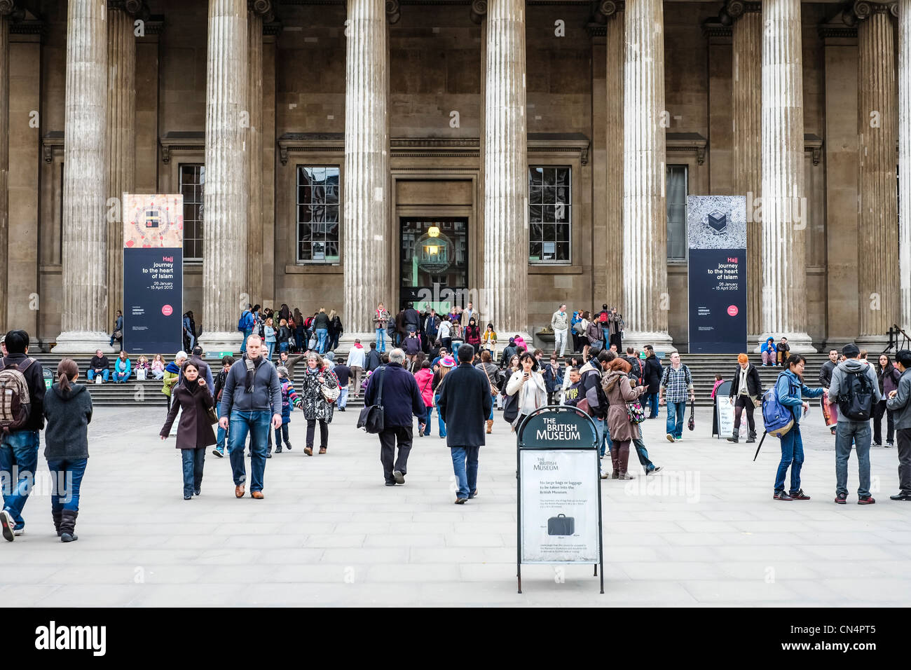 L'ingresso principale del Museo Britannico nel grande Russel Street a Londra, Inghilterra. Foto Stock